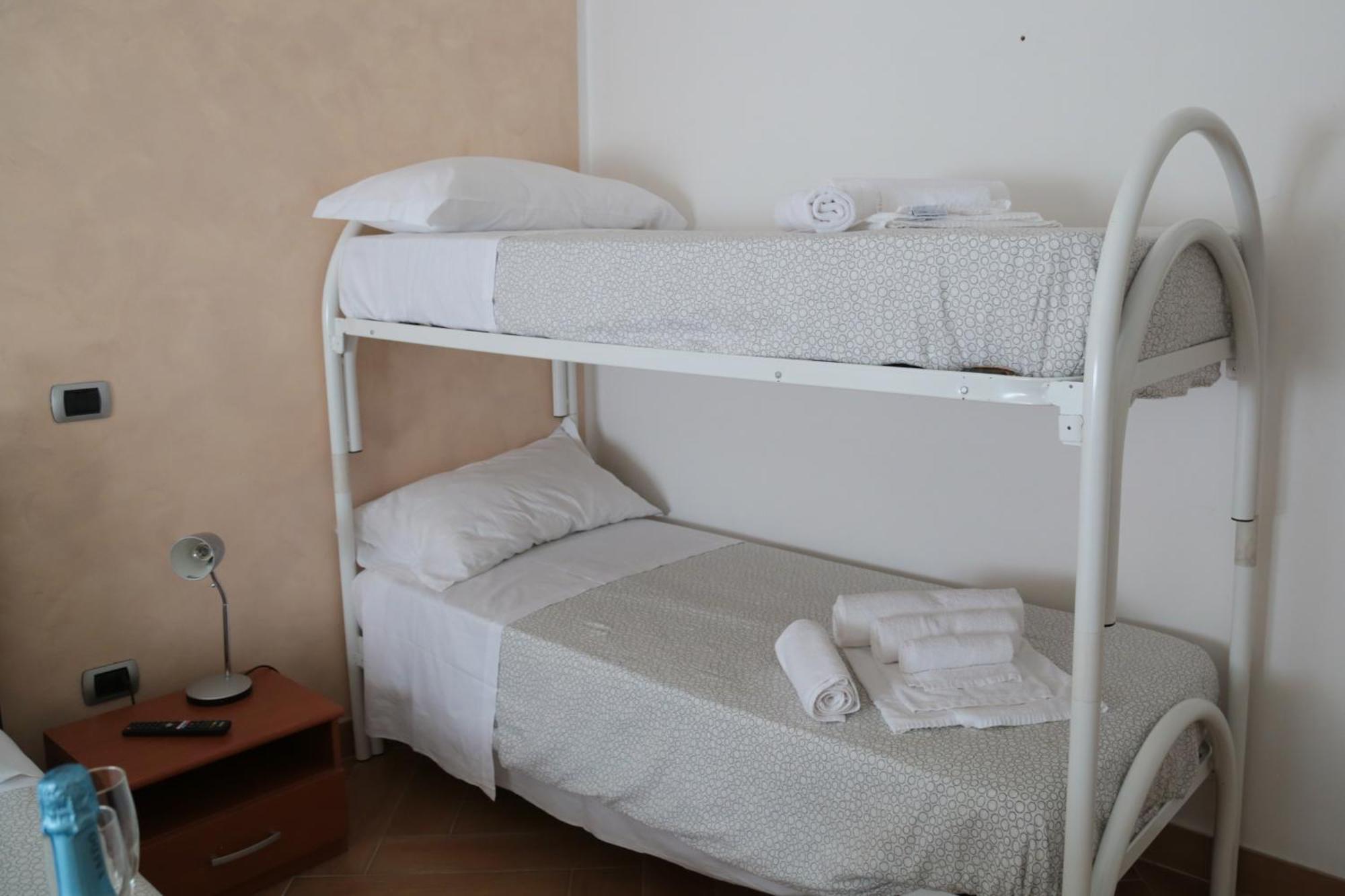 Guest House Simonazzi เรจโจเอมิเลีย ภายนอก รูปภาพ